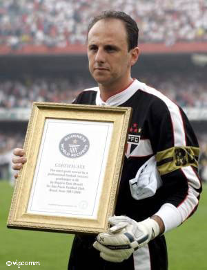 Rogerio Ceni com o certificado do Guiness Book