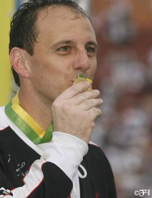 imagem do Rogerio Ceni beijando a medalha Rogerio Ceni beijando a medalha