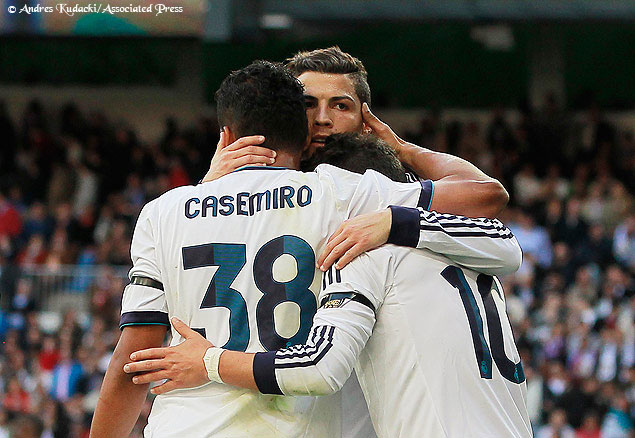 Casemiro comemorando o gol com Cristiano Ronaldo e Ozil, Real Madrid3x1Betis