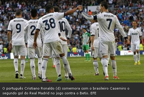 Casemiro e Cristiano Ronaldo comemoram o gol: Real Madrid3x1Bétis pela 32ª rodada do Campeonato Brasileiro