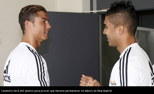 Casemiro e Cristiano Ronaldo se cumprimentam