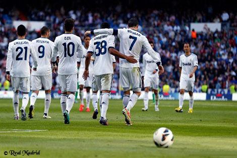 Casemiro comemorando o gol com Cristiano Ronaldo e Ozil, Real Madrid3x1Betis