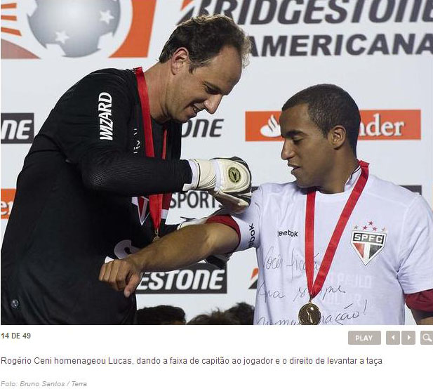Rogério Ceni passa a Lucas, a faixa de capitão, homenageando-o, para levantar a taça