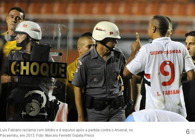 encerrado o jogo, Luis Fabiano reclama com os árbitros; 2x1;1x1