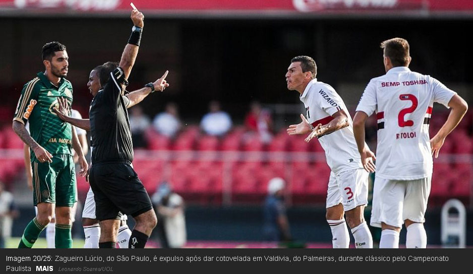 expulsão do zagueiro Lúcio. link das fotos: http://esporte.uol.com.br/futebol/album/2013/03/10/campeonato-paulista-neste-domingo.htm#fotoNav=6