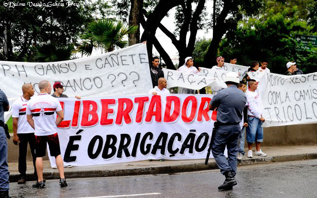 faixa dos torcedores exigindo