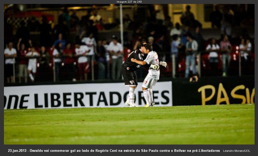 Foto: Osvaldo vai comemorar gol ao lado do Rogerio Ceni na estréia do spfcxBolívar na pré-libertadores