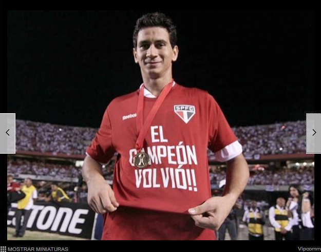 Paulo Henrique Ganso vestindo a camisa comemorativa
