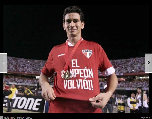 Paulo Henrique Ganso vestindo a camisa comemorativa Paulo Henrique Ganso vestindo a camisa comemorativa