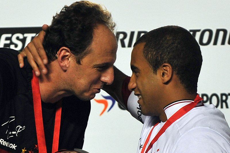 Rogério Ceni passa-lhe a faixa de capitão, e Lucas agradece Rogério Ceni passa-lhe a faixa de capitão, e Lucas agradece