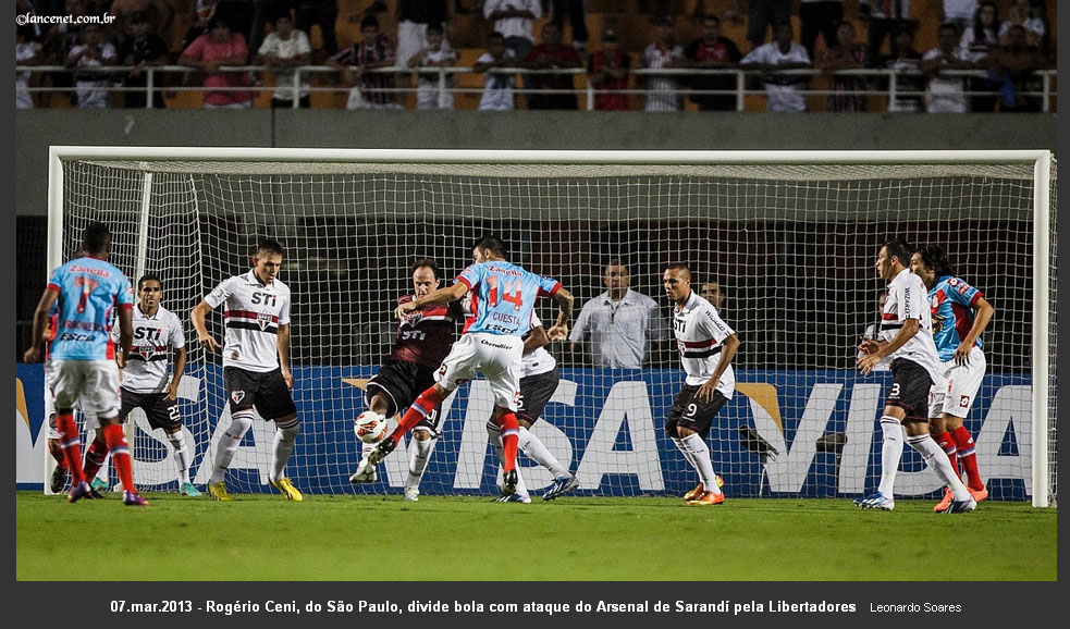 Rogério Ceni divide bola com o ataque do Arsenal