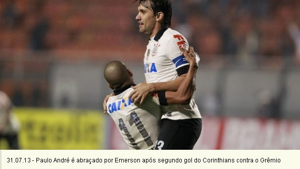 Emerson abraça Paulo André comemorando o gol no jogo Corinthians2x0Grêmio