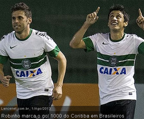 Robinho comemora o gol 1000 do Coritiba em Campeonatos Brasileiros