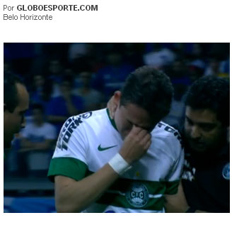 Keirrison sai chorando do campo com lesão no joelho direito no jogo Cruzeiro1x0Coritiba