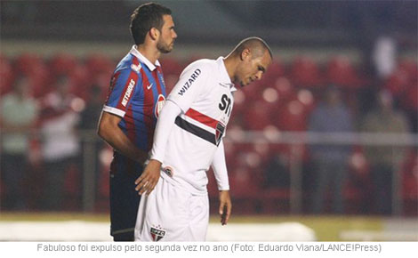 Luis Fabiano é expulso por colocar a mão na bola no jogo São Paulo1x2Bahia