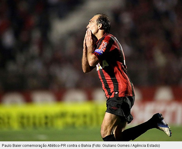 Paulo Baier comemora seu gol