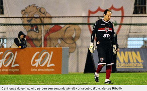 O goleiro Lauro, da Portuguesa, pega o penalti batido pelo Rogério