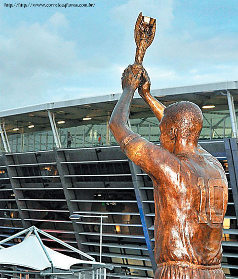 Estátua do Pelé levantando a Taça Jules Rimet