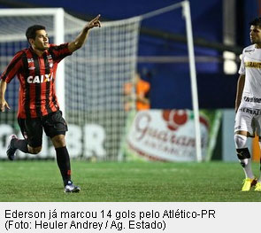 Éderson, jogador do Atlético-PR, comemorando seu gol