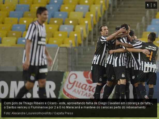Jogadores do Santos comemoram os gols da vitória