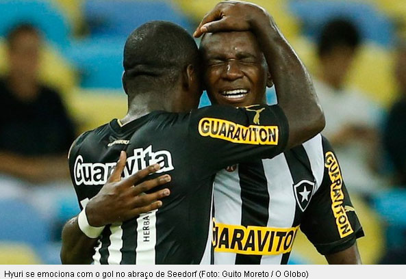 Hyuri, jogador do Botafogo, emocionado com seu gol, abraça-se com Seedorf