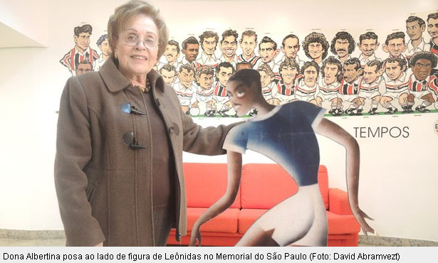 Dona Albertina, viúva de Leônidas da Silva, com a figura do jogador, em comemoração ao aniversário de 100 anos