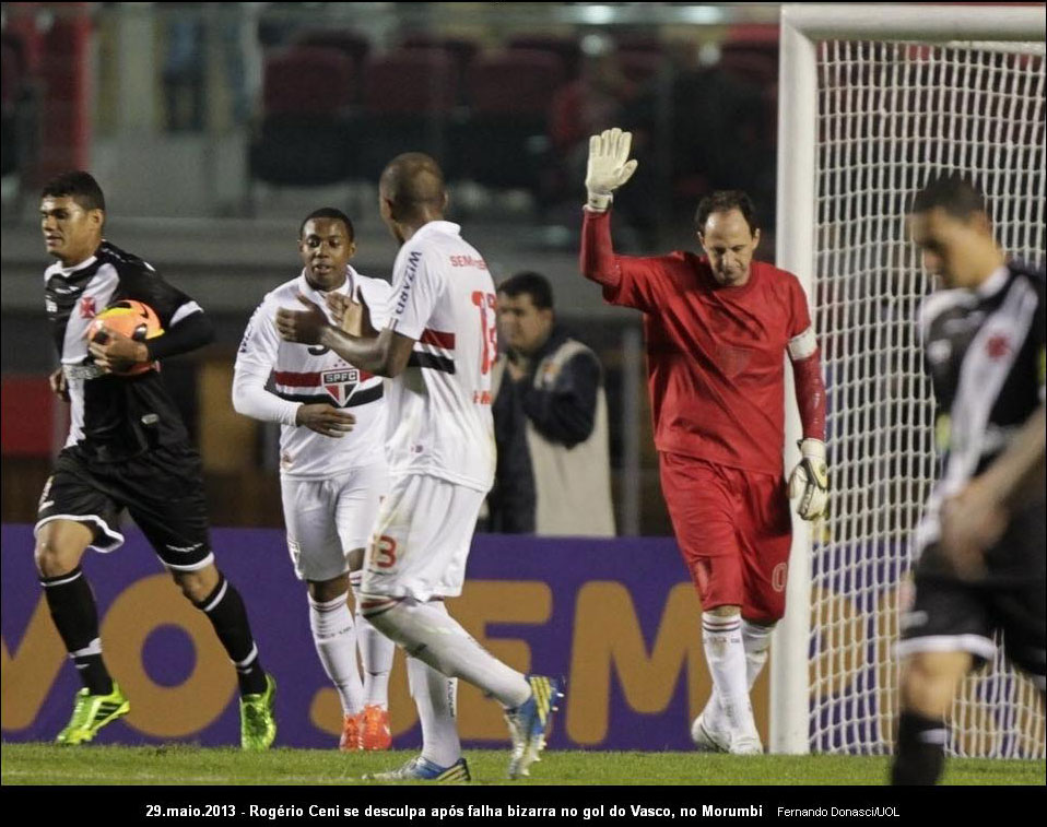 Rogério Ceni acabou de levar um gol do Dakson, do Vasco