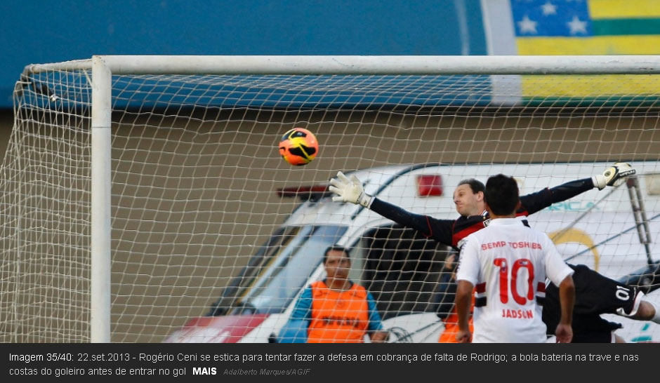 Rodrigo, do Goiás, faz gol em cobrança de falta