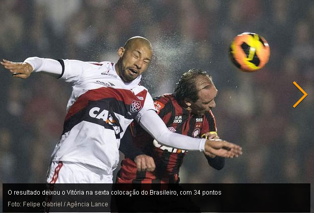 Dinei, jogador do Vitória, Paulo Baiér, jogador do Atlético-PR, no jogo Atlético-PR3x5Vitória