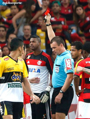 Goleiro Felipe, do Flamengo, sendo expulso no jogo Flamengo4x1Criciúma