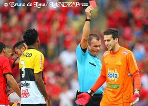 Goleiro Helton, do Criciúma, sendo expulso no jogo Flamengo4x1Criciúma
