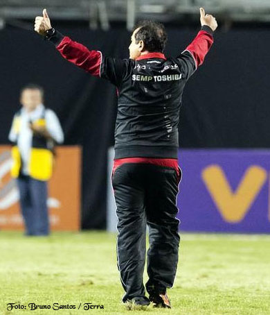 Muricy é aplaudido pelo Santos, ao chegar na Vila, no jogo Santos3x0São Paulo