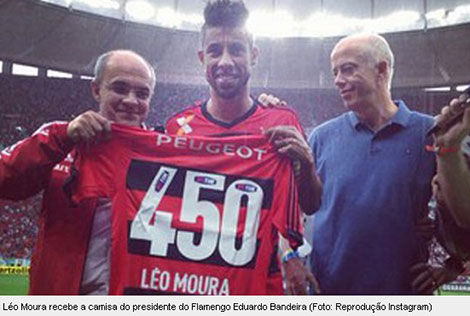 Leo Moura, jogador do Flamengo, é homenageado ao perfazer 450 jogos pelo Flamengo com uma camisa comemorativa