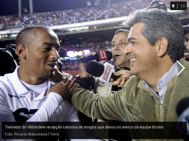 Ney Franco e Ademilson cumprimentam-se no jogo São Paulo3x2Vitória