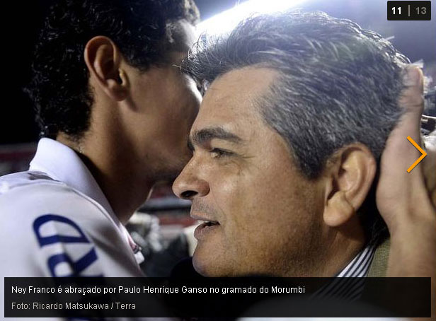 Ney Franco e Paulo Henrique Ganso cumprimentam-se no jogo São Paulo3x2Vitória