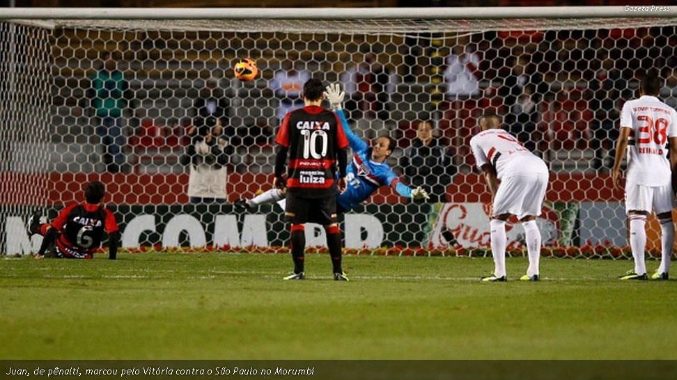 Juan faz seu gol, de penalti, no jogo São Paulo3x2Vitória