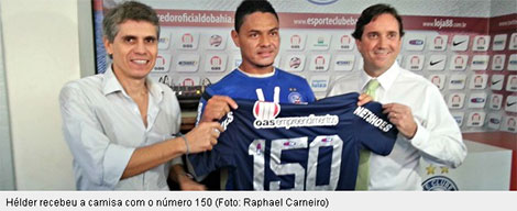 Hélder, jogador do Bahia, com a camisa comemorativa dos 150 jogos