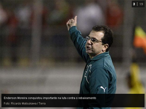 Enderson Moreira, técnico do Goiás, orientando sua equipe