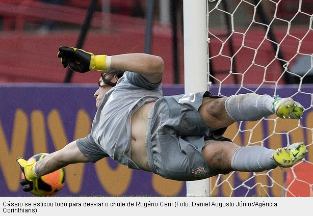 Cassio, goleiro do Corinthians, pega penalti batido por Rogério Ceni, goleiro do spfc