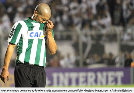 Alex é anulado pela marcação dos jogadores da Ponte Preta e pouco pode fazer pelo Coritiba