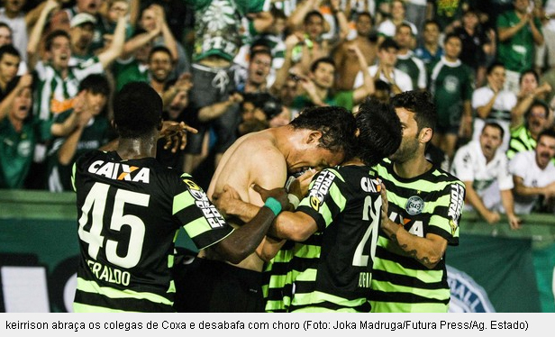 Keirrison, do Coritiba, muito emocionado com o seu gol, depois de 2 anos, que dá vitória ao seu time