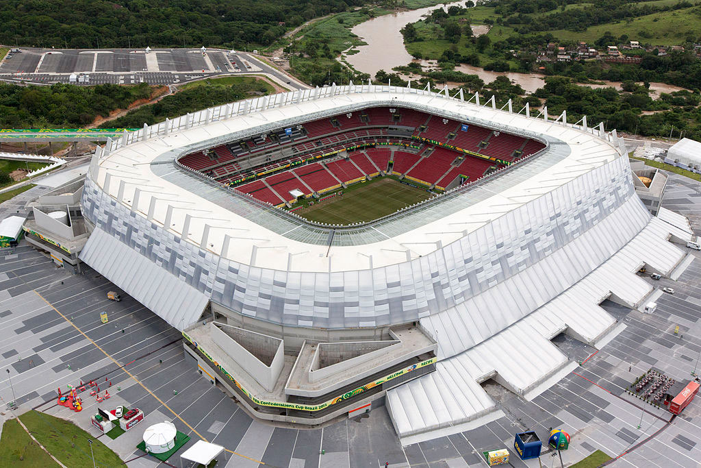 Foto que mostra o acesso viário à Arena, nesse endereço http://commons.wikimedia.org/wiki/File:Itaipava_Arena_Pernambuco_-_Recife,_Pernambuco,_Brasil(3).jpg