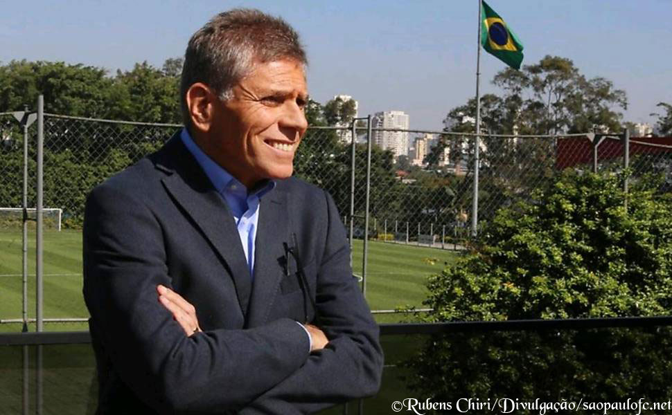 Paulo Autuori sorri ao chegar ao São Paulo para reassumir o cargo de treinador do time; ele foi campeão da Libertadores e do Mundial pela equipe do Morumbi em 2005