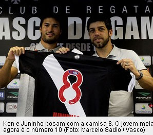 Os jogadores Pedro Ken e Juninho Paulista exibindo a camisa 8, do Vasco