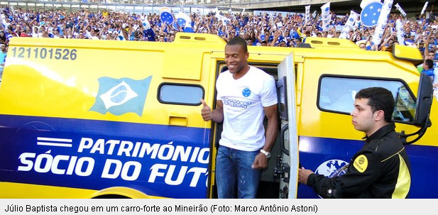 Júlio Baptista novo contratado do Cruzeiro chega de carro-forte- marketing - antes do jogo Cruzeiro4x1Atlético-MG