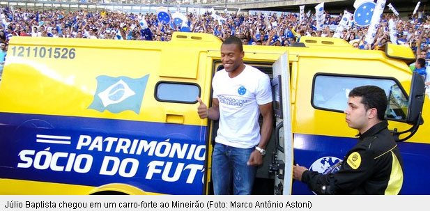 Júlio Baptista novo contratado do Cruzeiro chega de carro-forte- marketing - antes do jogo Cruzeiro4x1Atlético-MG