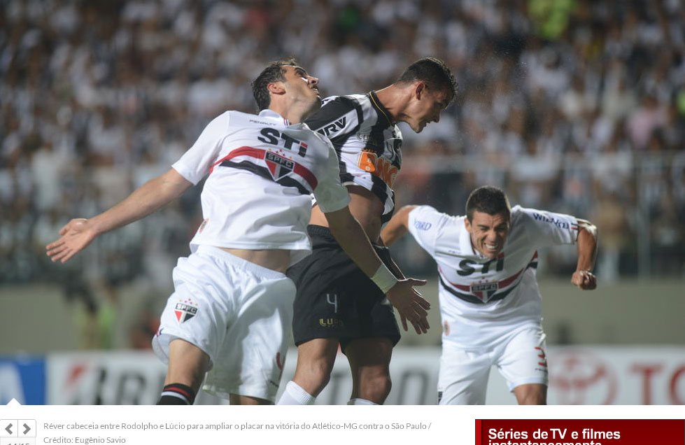 Réver cabeceia entre Rodolpho e Lúcio para ampliar o placar na vitória do Atlético-MG, link da matéria: http://placar.abril.com.br/imagem/511e2532865be27859001502 Réver cabeceia entre Rodolpho e Lúcio para ampliar o placar na vitória do Atlético-MG, link da matéria: http://placar.abril.com.br/imagem/511e2532865be27859001502