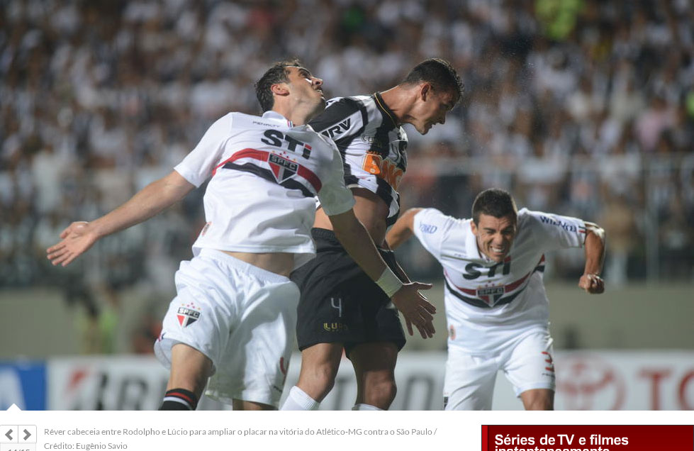 Réver cabeceia entre Rodolpho e Lúcio para ampliar o placar na vitória do Atlético-MG, link da matéria: http://placar.abril.com.br/imagem/511e2532865be27859001502