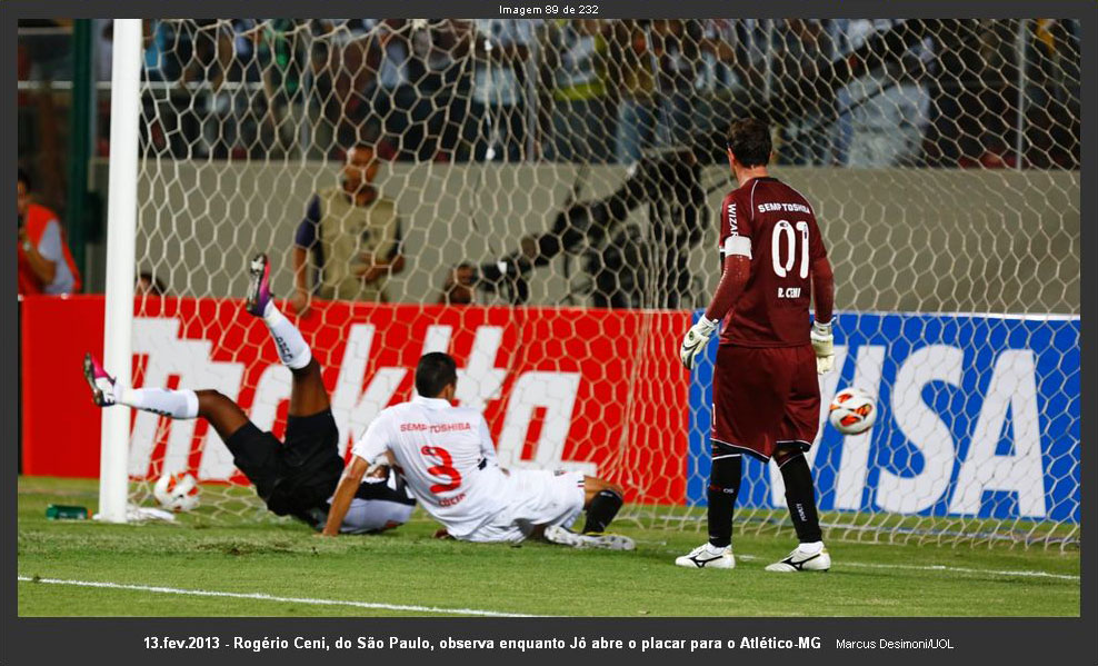 Rogério Ceni, do São Paulo, observa enquanto Jô abre o placar para o Atlético-MG, link da matéria: http://fotos.noticias.bol.uol.com.br/esporte/2013/02/13/atletico-mg-e-sao-paulo-duelam-na-libertadores.htm#fotoNav=29