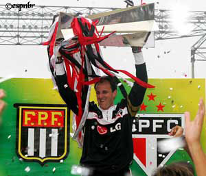 Rogerio Ceni e a taça Rogerio Ceni levantando a taça